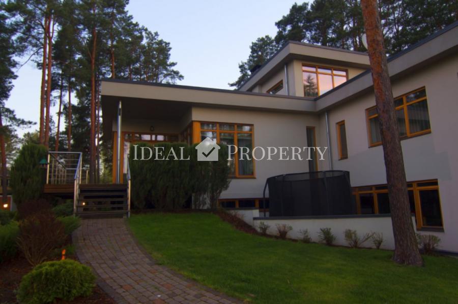 Pārdod plašu privātmāju klusā rajonā Berģi.