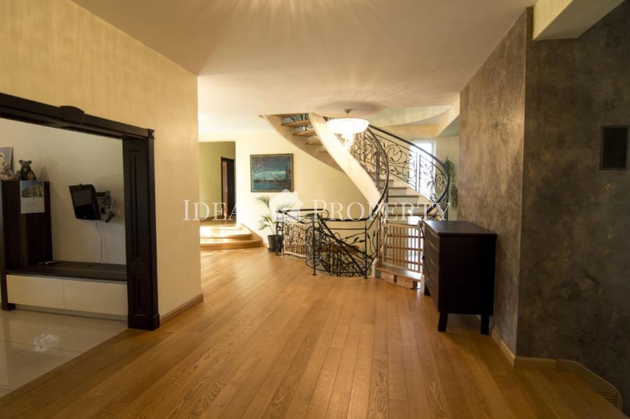 Pārdod plašu privātmāju klusā rajonā Berģi.