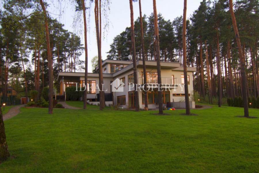 Pārdod plašu privātmāju klusā rajonā Berģi.