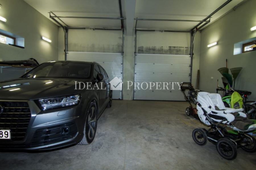 Pārdod plašu privātmāju klusā rajonā Berģi.