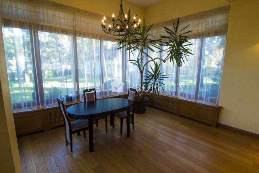 Pārdod plašu privātmāju klusā rajonā Berģi.