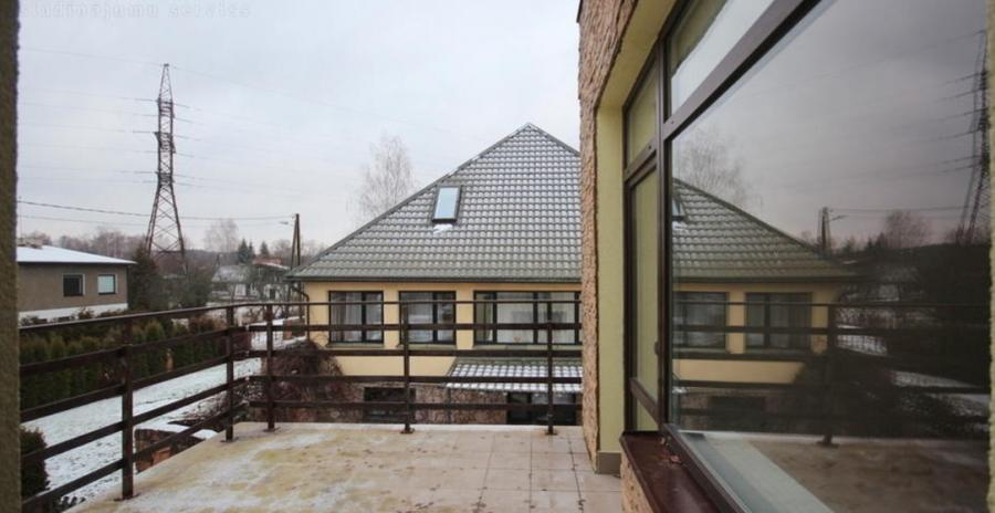 Jauna māja Berģos, privātmāju rajonā, klusā vietā.