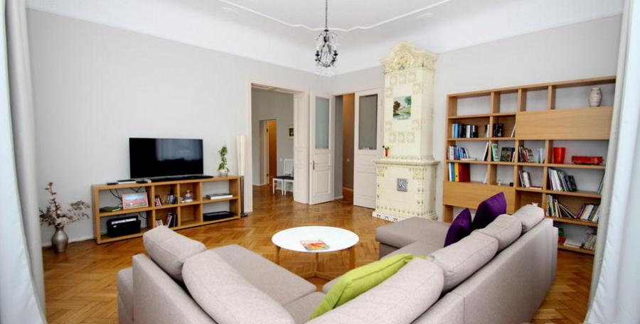 Spacious and bright apartment on the corner at Stabu and Baznicas street.