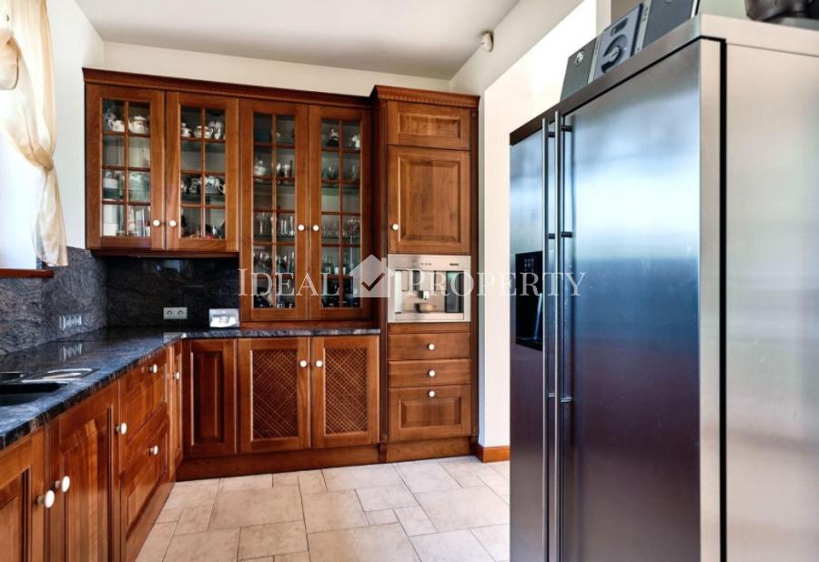 Piedāvājam iegādāties plašu privātmāju pašā ezera krastā, slēgta tipa ciematā - Ezerkrasts.