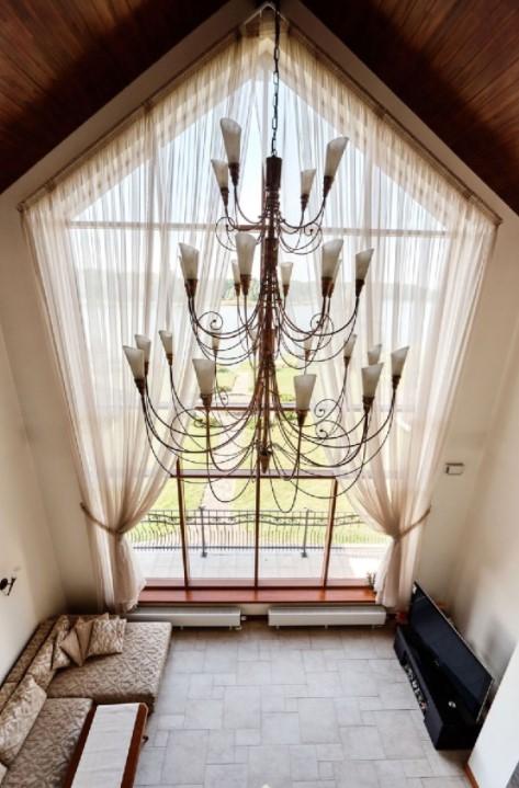 Piedāvājam iegādāties plašu privātmāju pašā ezera krastā, slēgta tipa ciematā - Ezerkrasts.