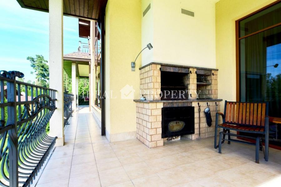 Piedāvājam iegādāties plašu privātmāju pašā ezera krastā, slēgta tipa ciematā - Ezerkrasts.