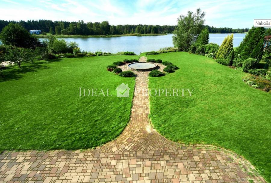 Piedāvājam iegādāties plašu privātmāju pašā ezera krastā, slēgta tipa ciematā - Ezerkrasts.