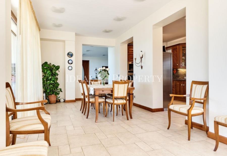 Piedāvājam iegādāties plašu privātmāju pašā ezera krastā, slēgta tipa ciematā - Ezerkrasts.