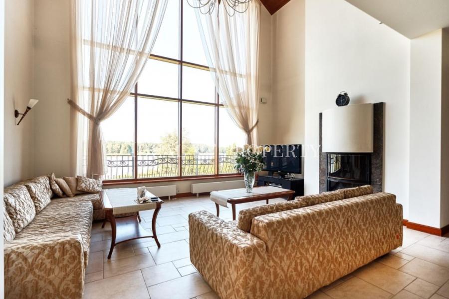 Piedāvājam iegādāties plašu privātmāju pašā ezera krastā, slēgta tipa ciematā - Ezerkrasts.