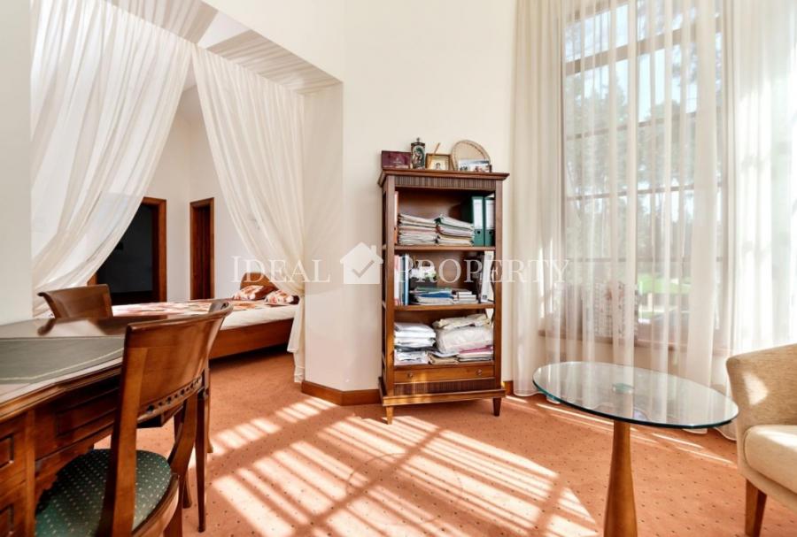 Piedāvājam iegādāties plašu privātmāju pašā ezera krastā, slēgta tipa ciematā - Ezerkrasts.