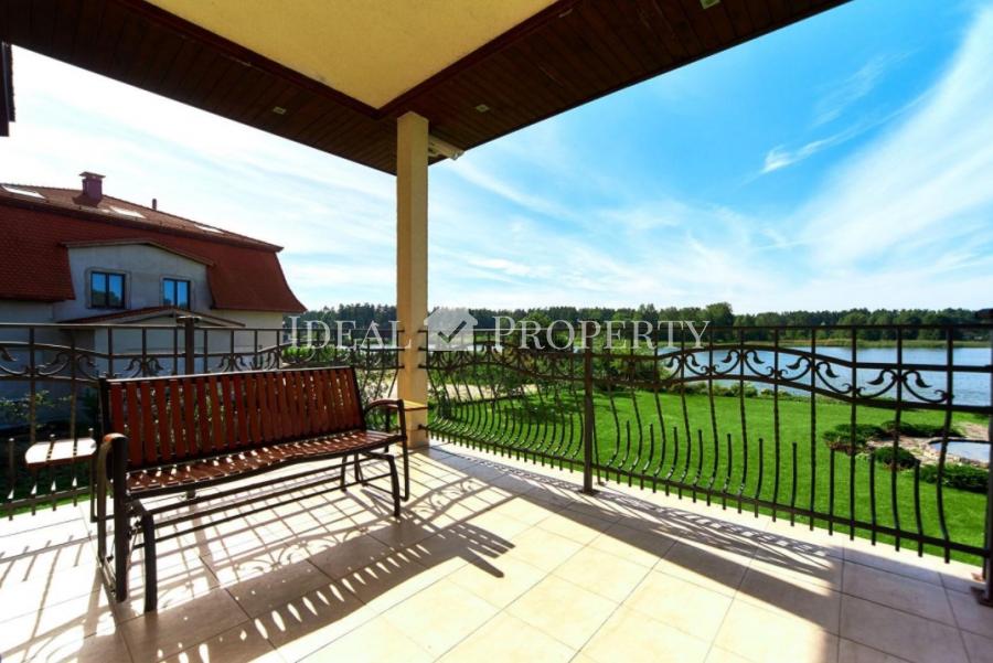 Piedāvājam iegādāties plašu privātmāju pašā ezera krastā, slēgta tipa ciematā - Ezerkrasts.