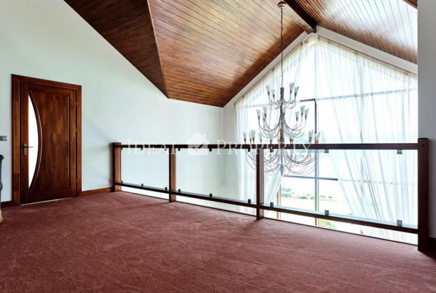 Piedāvājam iegādāties plašu privātmāju pašā ezera krastā, slēgta tipa ciematā - Ezerkrasts.