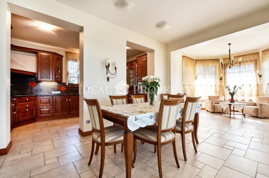 Piedāvājam iegādāties plašu privātmāju pašā ezera krastā, slēgta tipa ciematā - Ezerkrasts.