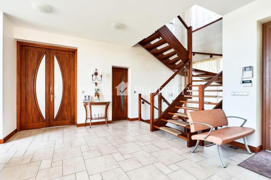 Piedāvājam iegādāties plašu privātmāju pašā ezera krastā, slēgta tipa ciematā - Ezerkrasts.