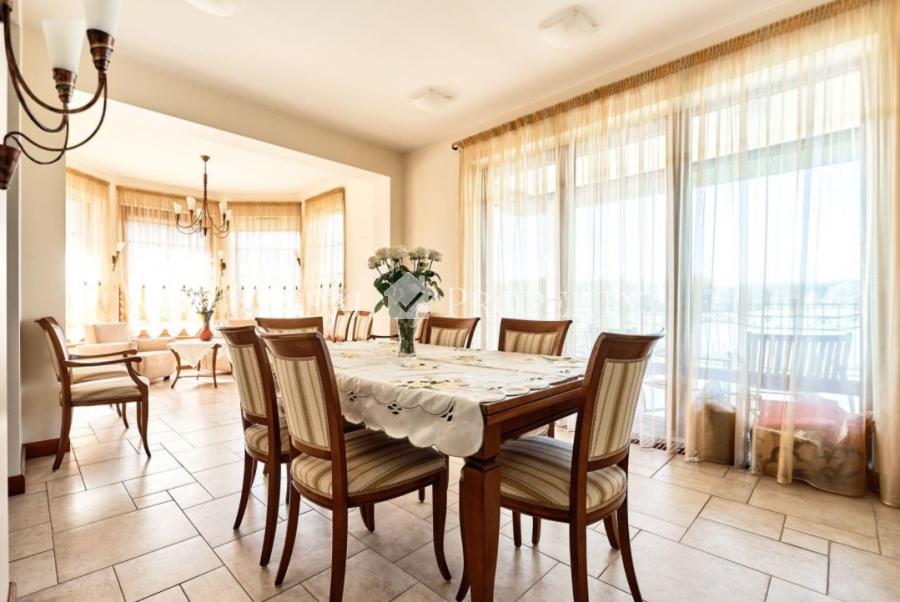 Piedāvājam iegādāties plašu privātmāju pašā ezera krastā, slēgta tipa ciematā - Ezerkrasts.