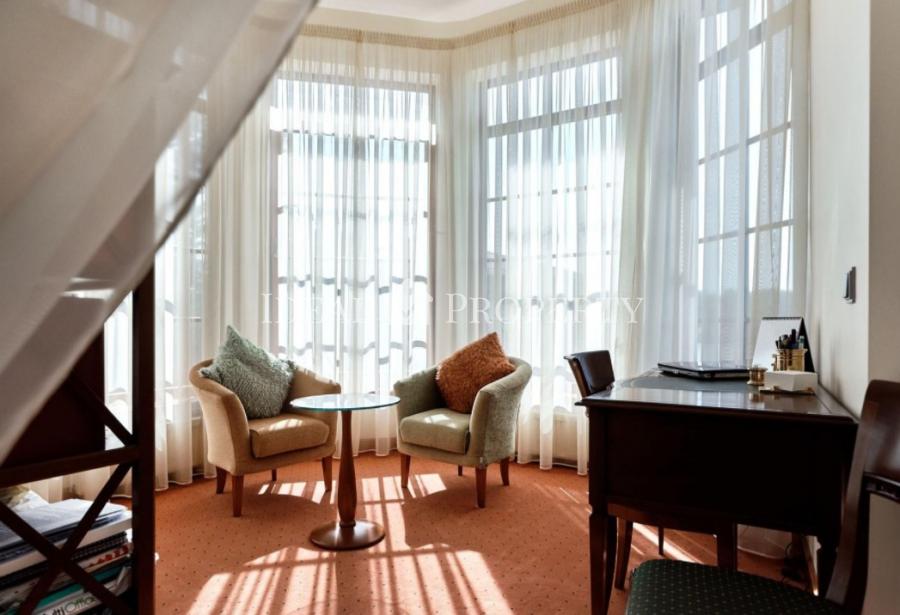 Piedāvājam iegādāties plašu privātmāju pašā ezera krastā, slēgta tipa ciematā - Ezerkrasts.