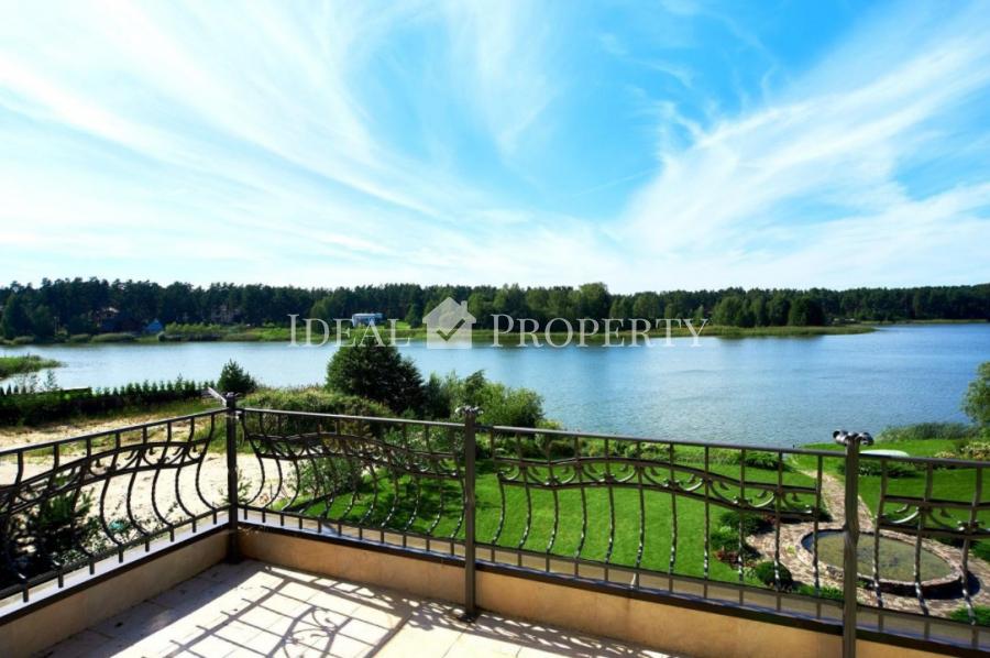 Piedāvājam iegādāties plašu privātmāju pašā ezera krastā, slēgta tipa ciematā - Ezerkrasts.