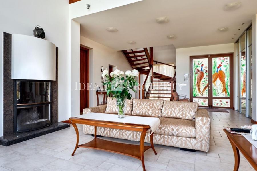 Piedāvājam iegādāties plašu privātmāju pašā ezera krastā, slēgta tipa ciematā - Ezerkrasts.