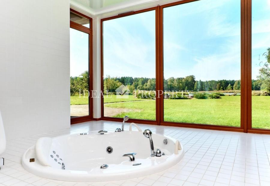 Piedāvājam iegādāties plašu privātmāju pašā ezera krastā, slēgta tipa ciematā - Ezerkrasts.