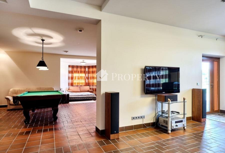 Piedāvājam iegādāties plašu privātmāju pašā ezera krastā, slēgta tipa ciematā - Ezerkrasts.