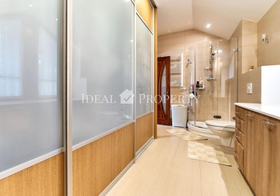 Piedāvājam iegādāties plašu privātmāju pašā ezera krastā, slēgta tipa ciematā - Ezerkrasts.