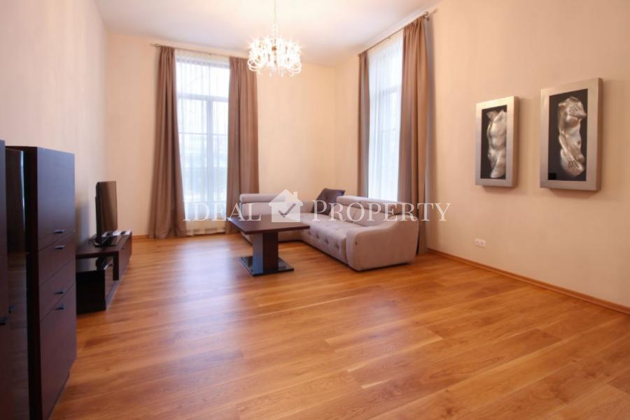 For rent we offer a 3 bedroom apartment in the Quiet Center of Riga at Eksporta street.