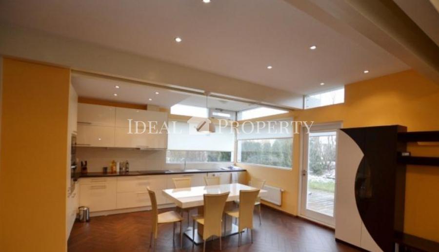 Красивый двухэтажный дом предлагается в аренду в поселке Салиена.