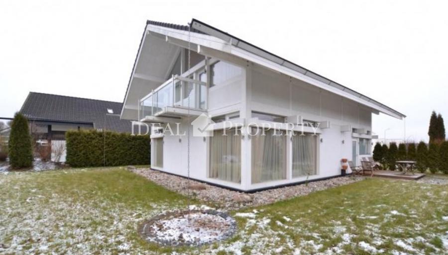 Красивый двухэтажный дом предлагается в аренду в поселке Салиена.