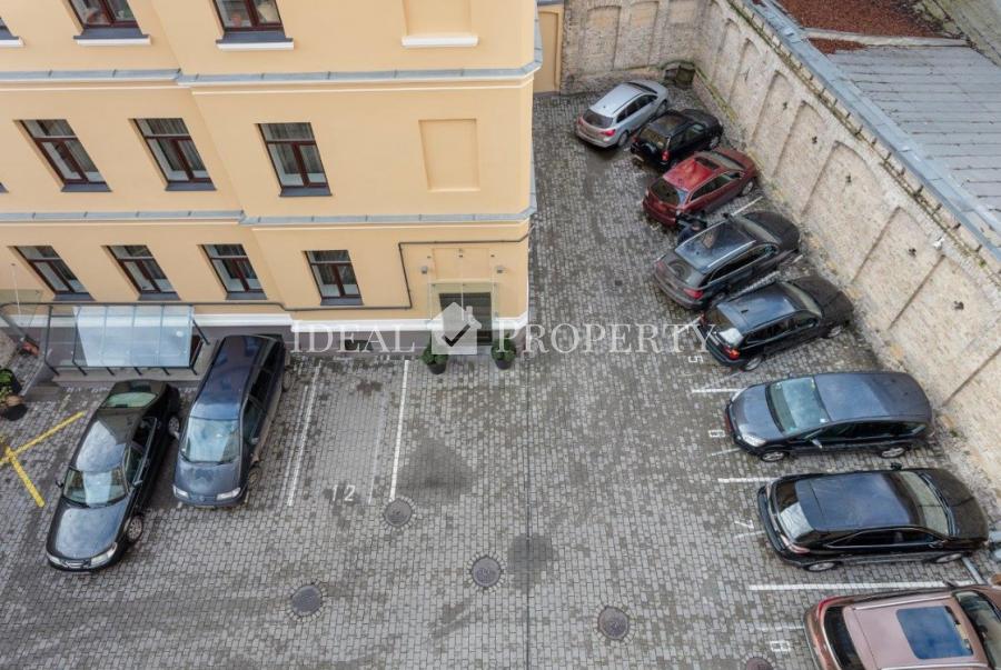 В аренду предлагаем просторную квартиру в Тихом центре Риги.