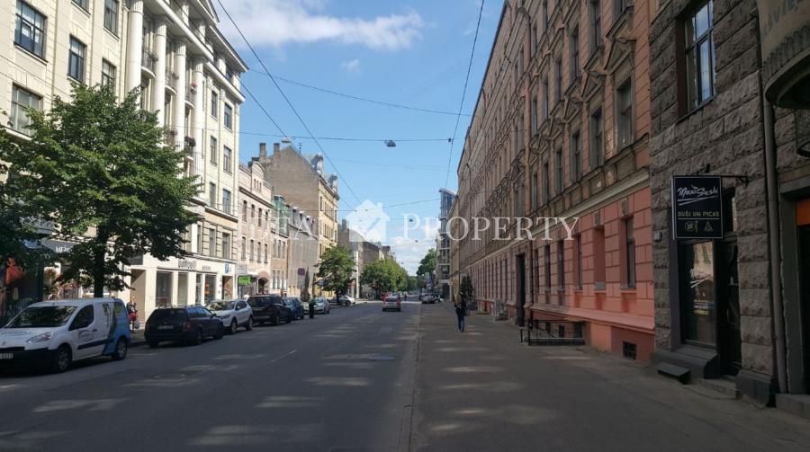 For rent 3, 5 room, 2 story mansard apartment in the center of Riga.