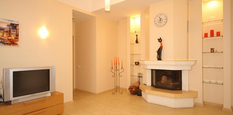 Bright apartment on the top floor of the building with a fireplace, renovated and sophisticated Art Nouveau building.