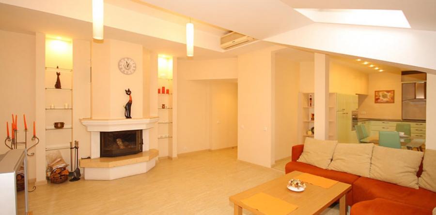 Bright apartment on the top floor of the building with a fireplace, renovated and sophisticated Art Nouveau building.