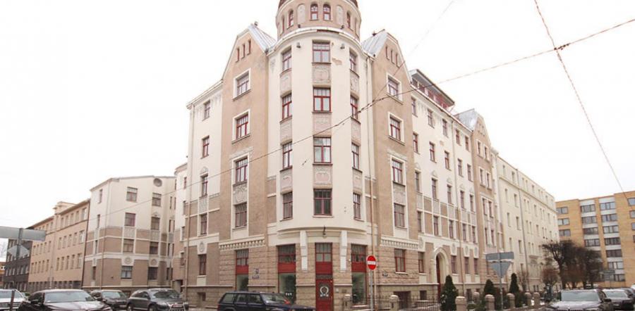 Bright apartment on the top floor of the building with a fireplace, renovated and sophisticated Art Nouveau building.