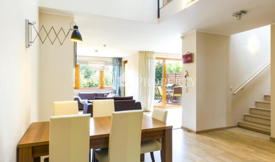 Комфортный, практичный и высококачественный таунхаус с тремя спальнями.