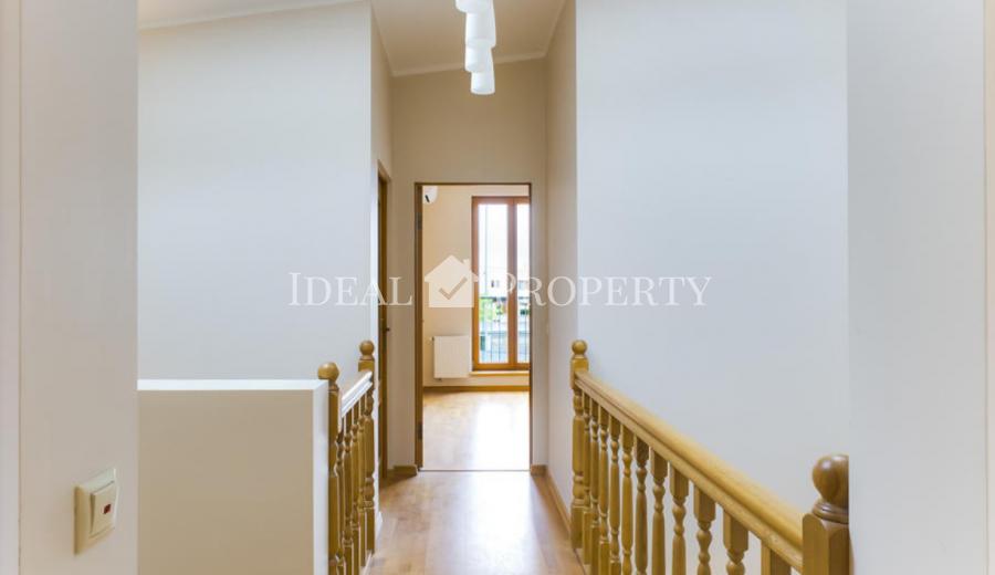 Īrei tiek piedāvāta gaiša un komfortabla, premium rindu māja.