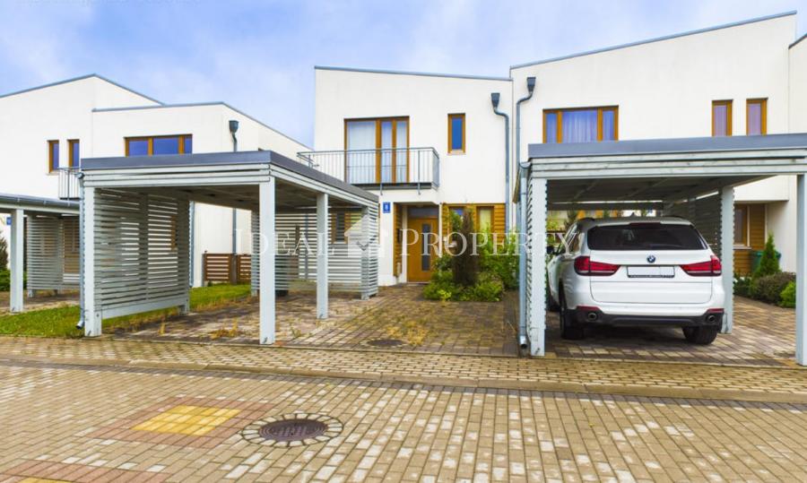 Īrei tiek piedāvāta gaiša un komfortabla, premium rindu māja.