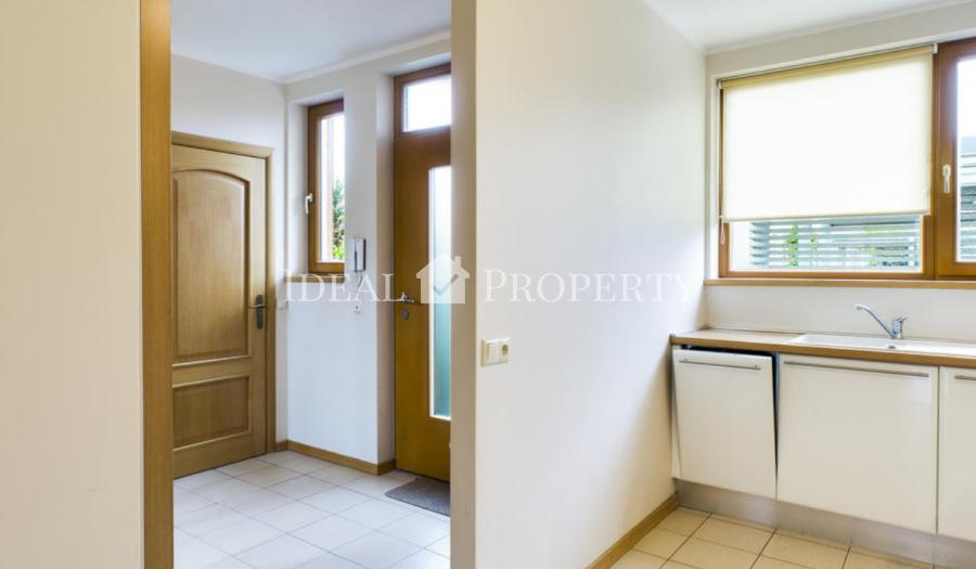 Īrei tiek piedāvāta gaiša un komfortabla, premium rindu māja.