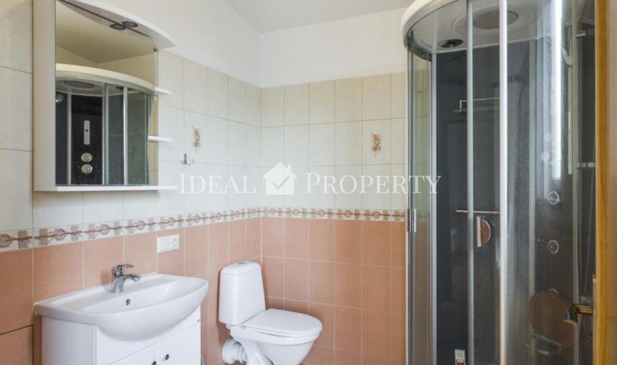 Īrei tiek piedāvāta gaiša un komfortabla, premium rindu māja.