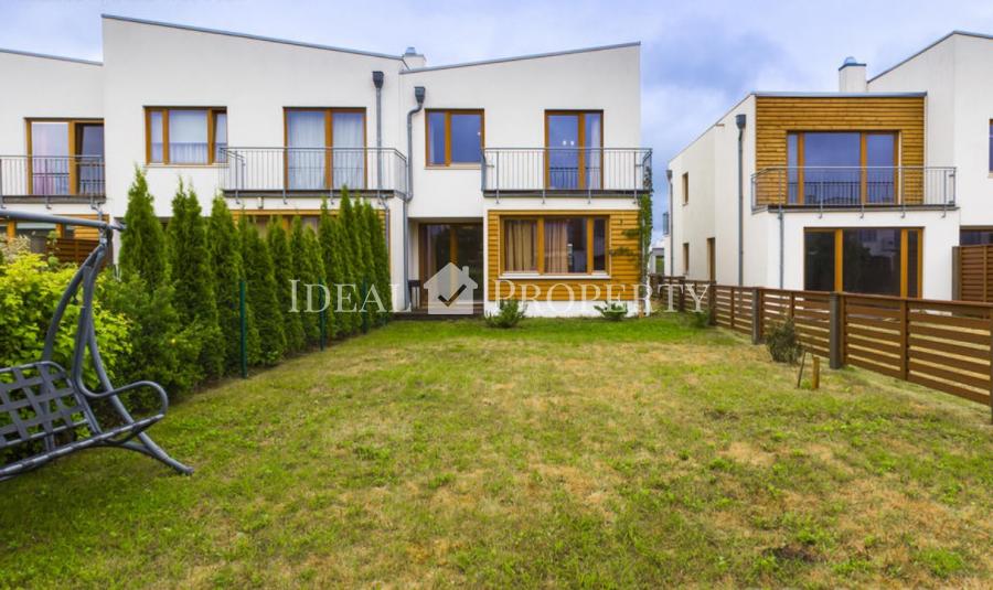 Īrei tiek piedāvāta gaiša un komfortabla, premium rindu māja.