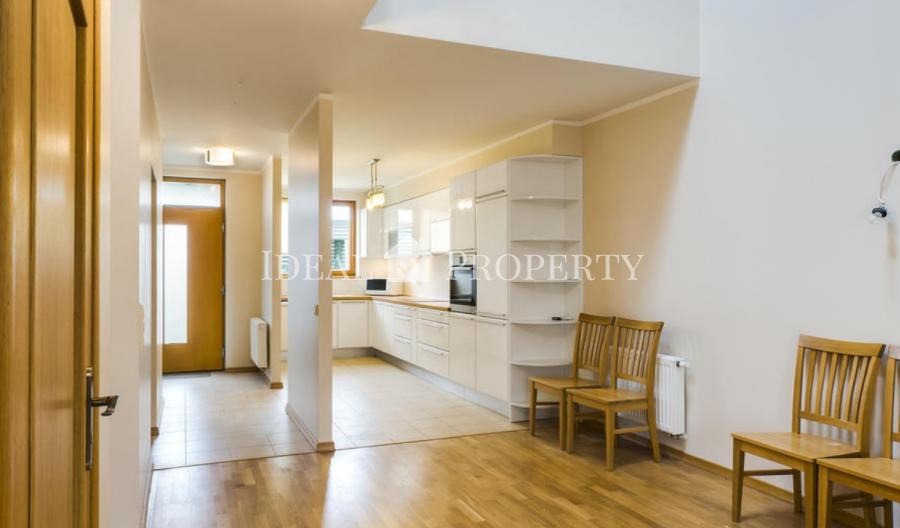 Īrei tiek piedāvāta gaiša un komfortabla, premium rindu māja.