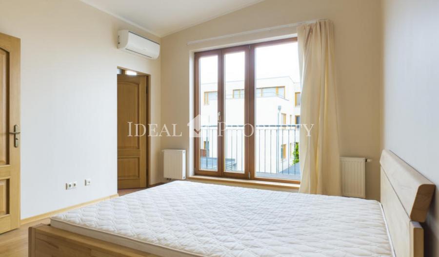 Īrei tiek piedāvāta gaiša un komfortabla, premium rindu māja.