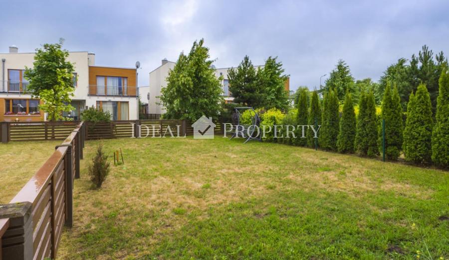 Īrei tiek piedāvāta gaiša un komfortabla, premium rindu māja.