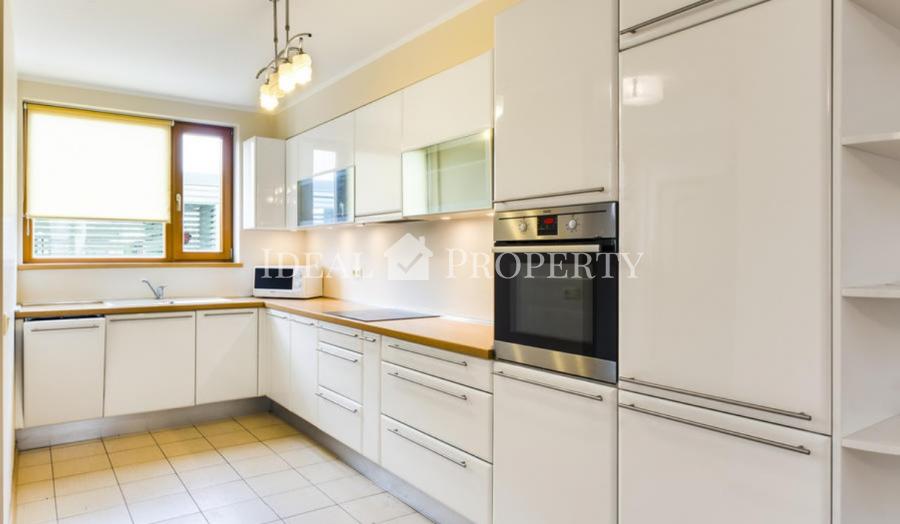 Īrei tiek piedāvāta gaiša un komfortabla, premium rindu māja.