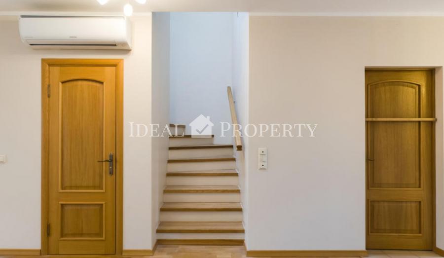 Īrei tiek piedāvāta gaiša un komfortabla, premium rindu māja.