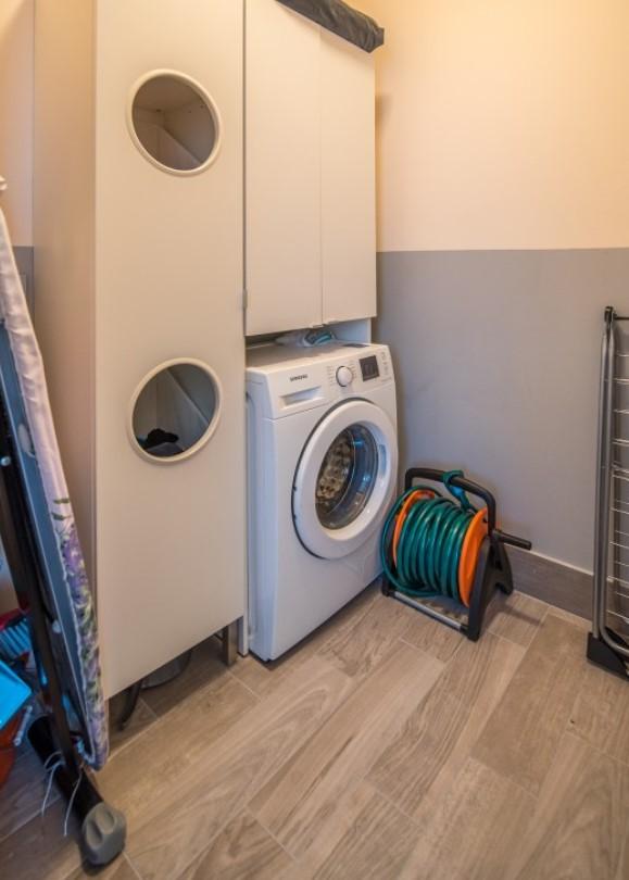 Сдается полностью меблированный практичный таунхаус с тремя спальнями.