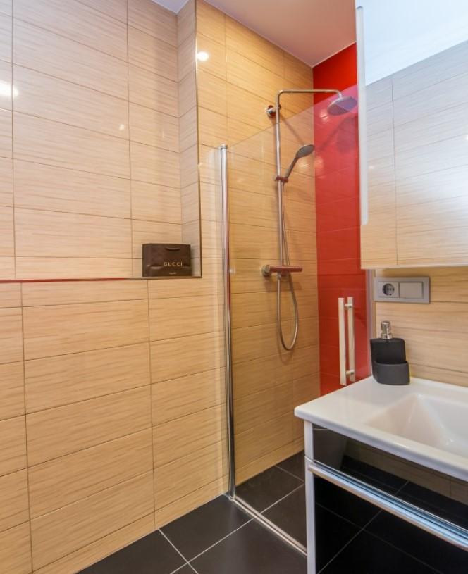 Сдается полностью меблированный практичный таунхаус с тремя спальнями.