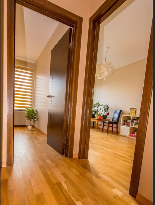 Сдается полностью меблированный практичный таунхаус с тремя спальнями.