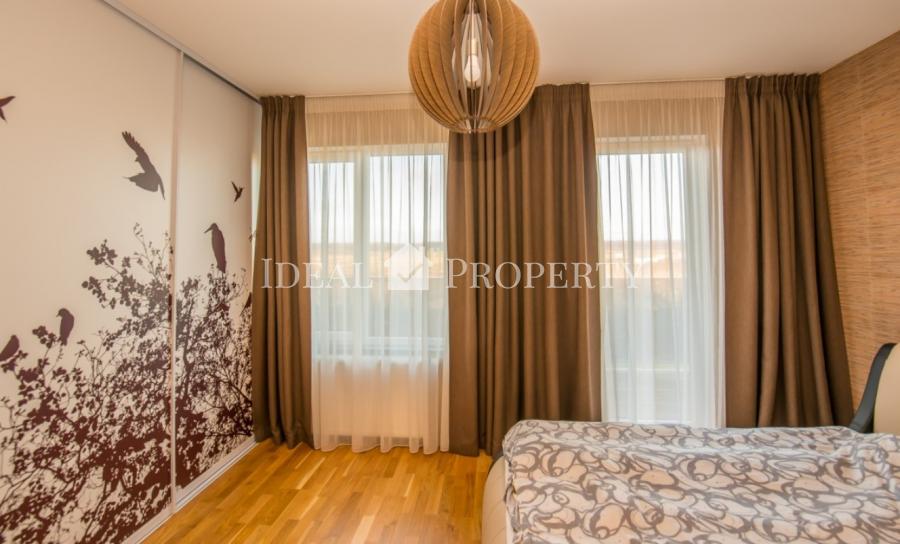 Сдается полностью меблированный практичный таунхаус с тремя спальнями.