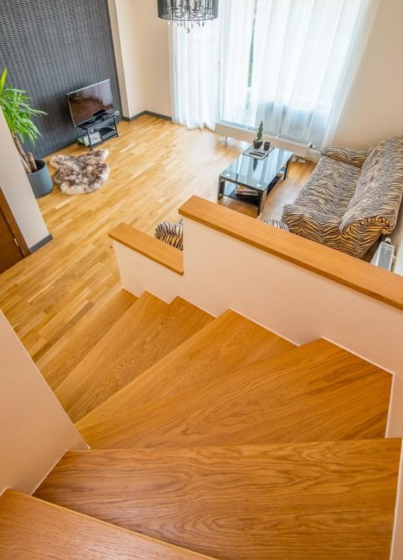 Сдается полностью меблированный практичный таунхаус с тремя спальнями.