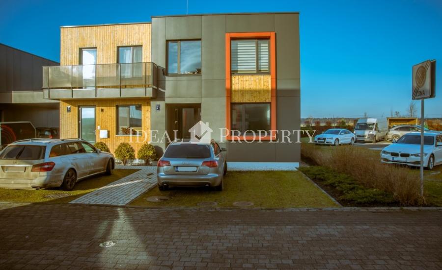 Сдается полностью меблированный практичный таунхаус с тремя спальнями.